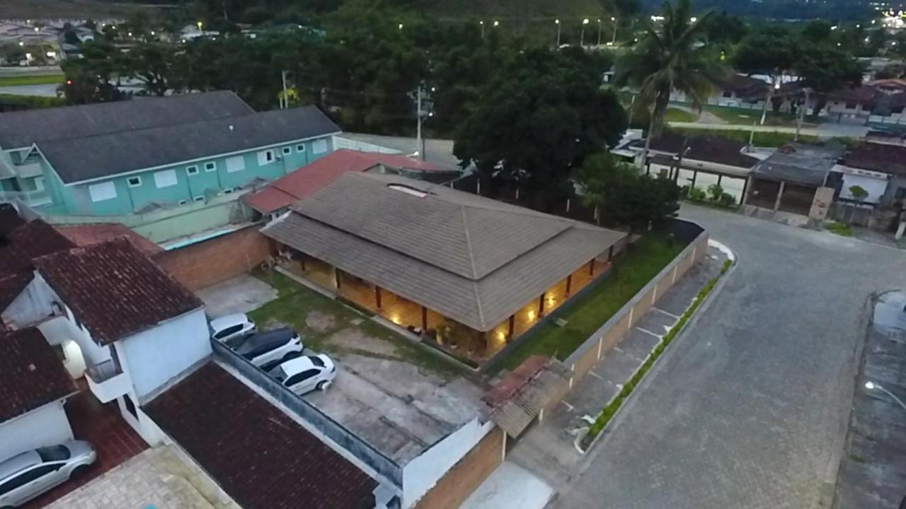 Hospedagem econômica, Suítes Flor de Maria na Martin de Sá Caraguatatuba Esterno foto