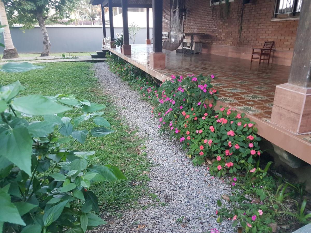 Hospedagem econômica, Suítes Flor de Maria na Martin de Sá Caraguatatuba Esterno foto